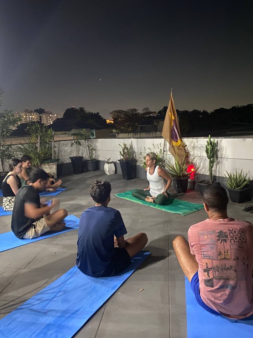 Turma de Yoga ao ar livre conduzida por aluna formada