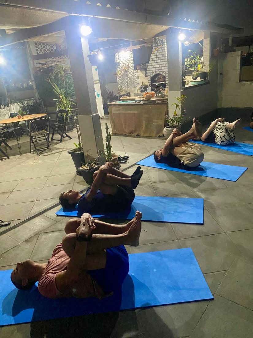 Turma de Yoga em salão conduzida por aluna formada