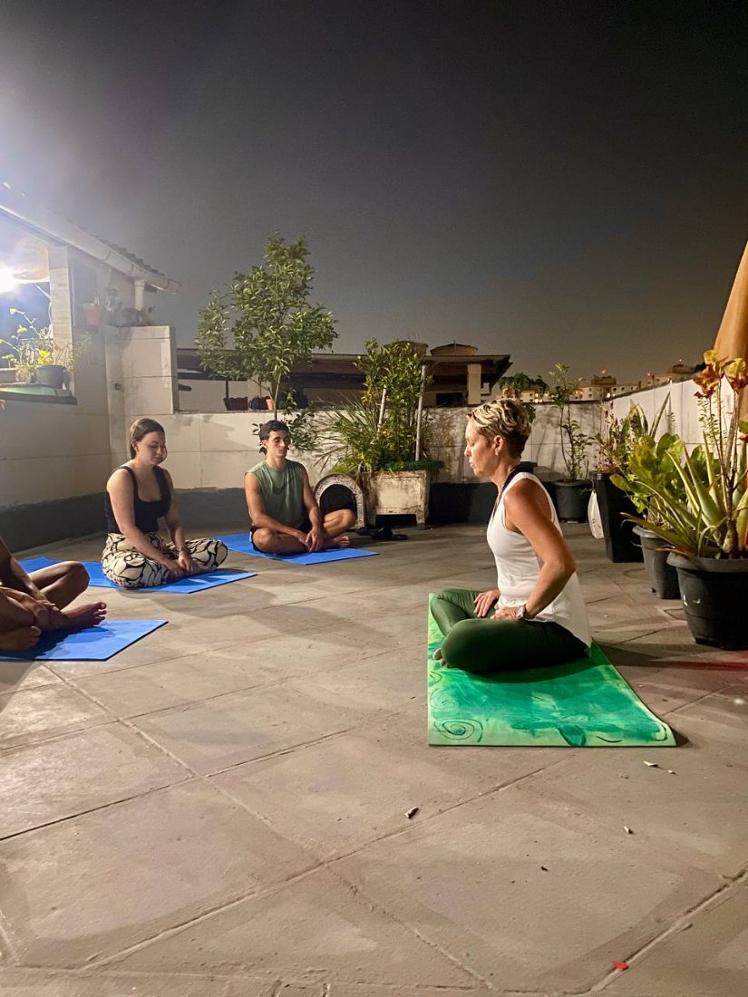 Turma de Yoga em studio conduzida por aluna formada