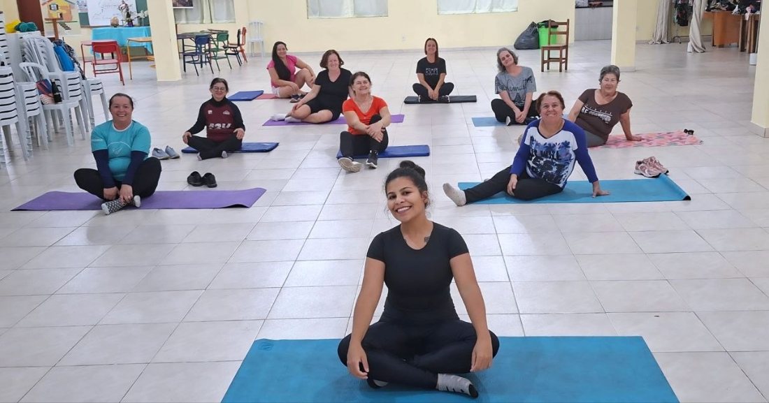 Turma de Yoga em terraço conduzida por aluna formada