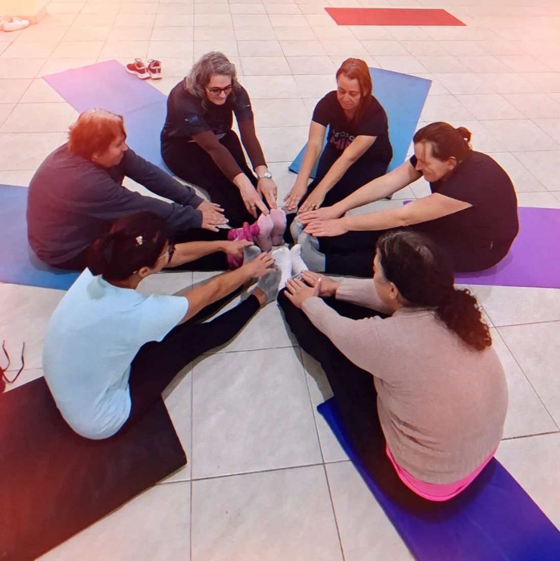 Turma de Yoga em parque conduzida por aluna formada