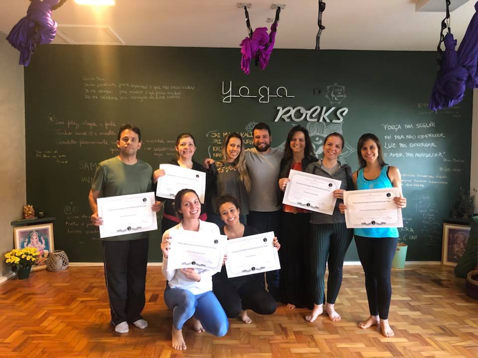 Turma formada segurando os certificados ao lado de Daniel De Nardi
