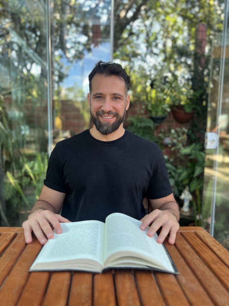 Daniel De Nardi com um livro